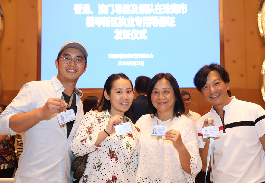 目前，10000個(gè)配額總量的澳門單牌車可入出橫琴，未來將推動(dòng)全面放開澳門機(jī)動(dòng)車便利入出合作區(qū)。澳門建筑師和導(dǎo)游等專業(yè)人士在橫琴便利執(zhí)業(yè)將更便利。3條“橫琴—澳門跨境通勤專線”方便快捷接送兩地員工和居民。