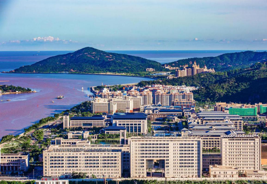 橫琴還建有澳門大學(xué)新校區(qū)。校區(qū)占地1.09平方公里，以圍墻和人工河與橫琴島其他區(qū)域相隔離，通過人車兩用的河底隧道與澳門連接，校園內(nèi)法規(guī)制度標(biāo)準(zhǔn)等使用澳門標(biāo)準(zhǔn)。是“一國(guó)兩制”的創(chuàng)新實(shí)踐。粵澳雙方將探索在澳門大學(xué)橫琴校區(qū)與合作區(qū)之間建設(shè)新型智能化口岸，高度便利澳門大學(xué)師生進(jìn)出合作區(qū)。