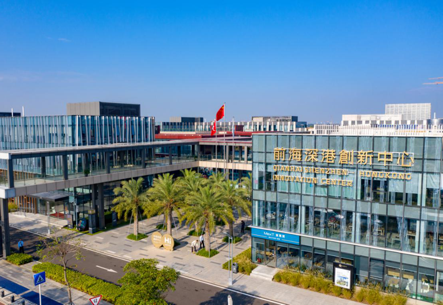 為對(duì)接香港需求，前海提出面向香港企業(yè)出讓不少于三分之一的土地，截至2021年9月，累計(jì)面向港企出讓土地19宗，面積39.55公頃，占新供應(yīng)經(jīng)營(yíng)性土地出讓面積的40.03%，有力拓展香港服務(wù)業(yè)發(fā)展空間。