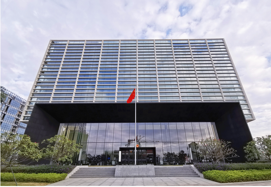 前海合作區(qū)將深化內(nèi)地與港澳律師事務(wù)所合伙聯(lián)營(yíng)機(jī)制改革。目前全國(guó)11家粵港澳聯(lián)營(yíng)律所，有7家在前海。截至2021年9月，前海法院受理涉港案件8392件，數(shù)量居全國(guó)第一。