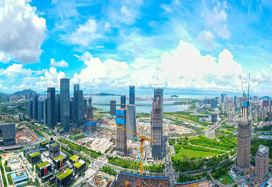 中共中央、國(guó)務(wù)院賦予前海更大使命，全面深化前海深港現(xiàn)代服務(wù)業(yè)合作區(qū)改革開(kāi)放，支持前海實(shí)行比特區(qū)更特的政策。改革空間、開(kāi)放力度前所未有，帶動(dòng)拓展港澳產(chǎn)業(yè)發(fā)展新空間，彰顯“一國(guó)兩制”強(qiáng)大生命力和優(yōu)越性。探索的腳步從未停歇，更高站位、更大格局、更寬視野，深港正擁抱開(kāi)放，昂首闊步邁向新未來(lái)。
