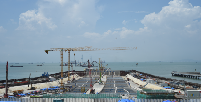 深中通道東人工島主線堰筑段隧道建設(shè)現(xiàn)場。