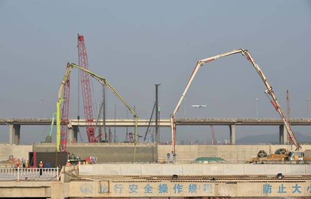 現(xiàn)場正在進(jìn)行澆筑作業(yè)。