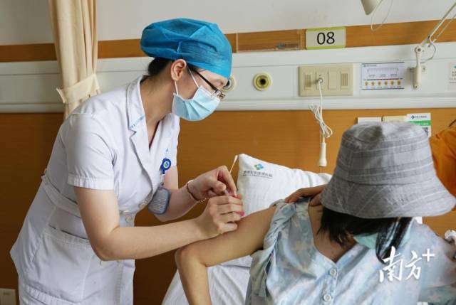  懷孕28周的楊女士成功注射了第一劑抗D免疫球蛋白注射液，成為“港澳藥械通”首個藥品運(yùn)抵香港大學(xué)深圳醫(yī)院以來的第一個受益者。