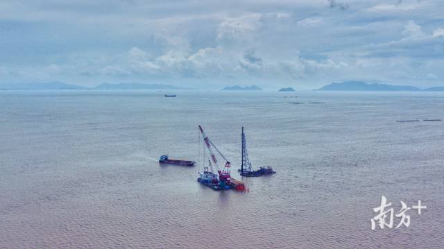 圖為黃茅海海域，保利長大黃茅海跨海通道T2先行標正在施工。南方日報記者 石磊 攝