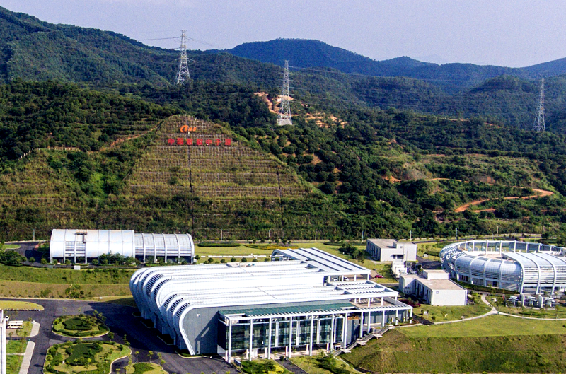 2007年2月13日，中科院與廣東省人民政府簽署了《中國(guó)科學(xué)院、廣東省人民政府關(guān)于中國(guó)散裂中子源項(xiàng)目暨廣東東莞散裂中子源國(guó)家實(shí)驗(yàn)室合作備忘錄》。同年4月，廣東東莞中子科學(xué)中心在松山湖科技產(chǎn)業(yè)園區(qū)正式掛牌，標(biāo)志著我國(guó)首臺(tái)散裂中子源項(xiàng)目建設(shè)及東莞散裂中子源國(guó)家實(shí)驗(yàn)室正式啟動(dòng)。圖為中國(guó)散裂中子源園區(qū)。