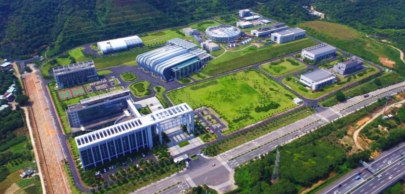 中國(guó)散裂中子源涵蓋我國(guó)凝聚態(tài)物理、化學(xué)、材料等多學(xué)科領(lǐng)域應(yīng)用的需要，同時(shí)兼顧生命科學(xué)、工業(yè)應(yīng)用等領(lǐng)域研究的應(yīng)用需求。從2018年9月至今，中國(guó)散裂中子源已完成六輪運(yùn)行，注冊(cè)用戶超3400人，完成課題700余項(xiàng)，已在Science、Nature Communication、Advanced Materials，JACS等期刊發(fā)表文章，并為部分國(guó)家重大需求和產(chǎn)業(yè)界需求提供技術(shù)支撐。圖為位于東莞大朗的中國(guó)散裂中子源。