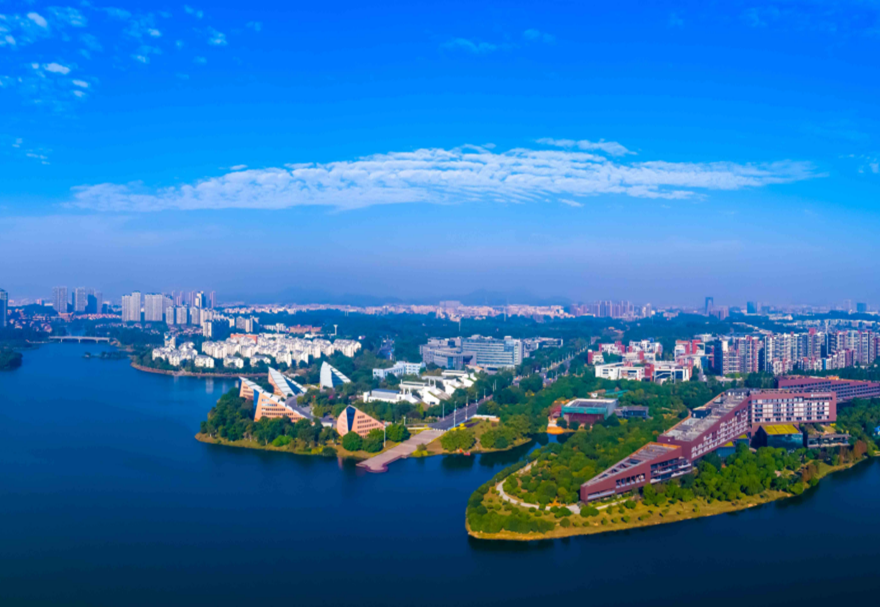 松山湖高新區(qū)位于東莞，坐落于粵港澳大灣區(qū)的黃金腹地，南鄰香港、深圳，北靠廣州，是廣深港澳科技創(chuàng)新走廊的核心創(chuàng)新平臺(tái)，目前在全國(guó)高新區(qū)的綜合排名第25位，園區(qū)共有企業(yè)12569家，其中 “四上企業(yè)”共525家，上市企業(yè)6家，上市后備企業(yè)39家，營(yíng)業(yè)收入超億元的企業(yè)160家。圖為松山湖科學(xué)城。