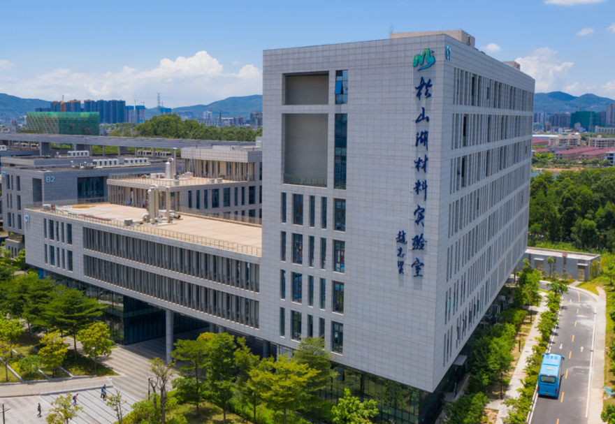加速打造一流創(chuàng)新環(huán)境。截至目前，松山湖擁有國(guó)家高新技術(shù)企業(yè)509家、新型研發(fā)機(jī)構(gòu)30家、國(guó)家級(jí)孵化器14家、市級(jí)以上重點(diǎn)實(shí)驗(yàn)室和工程技術(shù)研究中心217個(gè)。規(guī)上企業(yè)研發(fā)中心覆蓋率57.47%，R&D占GDP的比例為15.28%。累計(jì)擁有各類國(guó)家級(jí)人才75名，其中擁有雙聘院士21名，占全市100%，另有33名院士通過(guò)項(xiàng)目合作等特聘方式在園區(qū)開展科研工作；。圖為松山湖材料實(shí)驗(yàn)室（一期）。