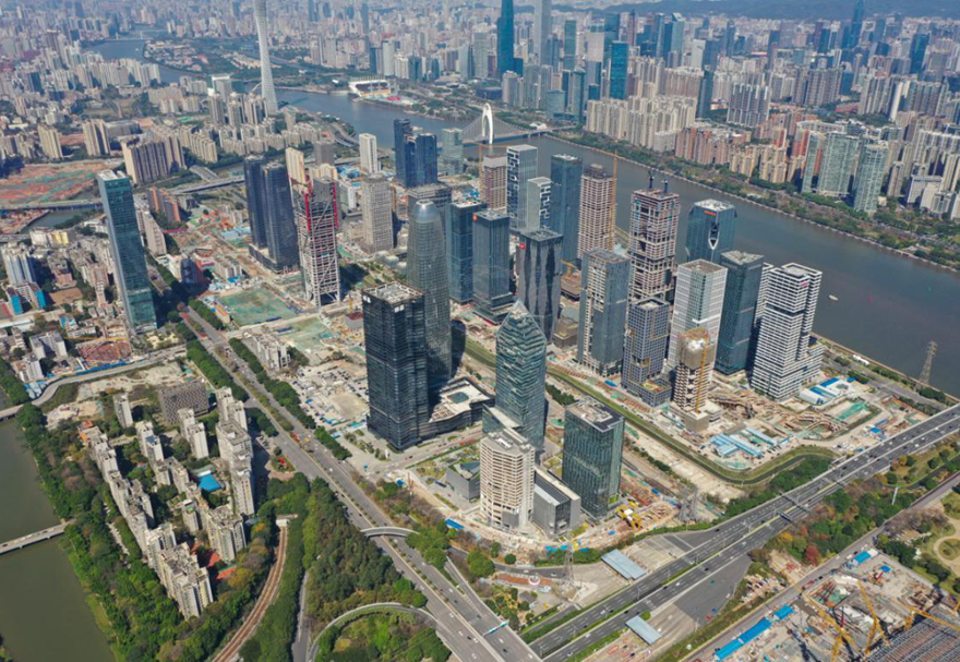 南粵大地，珠水江畔，有這樣一個(gè)地方，走在了時(shí)代的前沿，這就是廣州人工智能與數(shù)字經(jīng)濟(jì)試驗(yàn)區(qū)。試驗(yàn)區(qū)位于廣州中心城區(qū)，以人工智能與數(shù)字經(jīng)濟(jì)為主導(dǎo)產(chǎn)業(yè)，未來(lái)將著力引進(jìn)人工智能、數(shù)字經(jīng)濟(jì)、云計(jì)算、數(shù)據(jù)科學(xué)、大數(shù)據(jù)等信息技術(shù)的總部企業(yè)、高新科技企業(yè)和科研機(jī)構(gòu)。截至2021年上半年，試驗(yàn)區(qū)內(nèi)注冊(cè)企業(yè)超8萬(wàn)家，同比增加約1.2萬(wàn)家，數(shù)字經(jīng)濟(jì)核心產(chǎn)業(yè)企業(yè)1.03萬(wàn)家。圖為琶洲核心片區(qū)俯瞰圖。