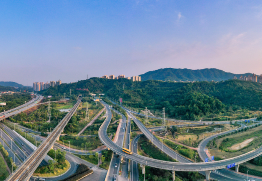 體制機制改革不斷創(chuàng)新。以建設(shè)“廣東省珠江口東西兩岸融合互動發(fā)展改革創(chuàng)新實驗區(qū)”為契機，努力構(gòu)建以人為核心的產(chǎn)、城、人、文、旅融合發(fā)展格局，大力推動智慧城市、BIM/CIM綜合應(yīng)用、無廢城市、零碳城市“四個示范區(qū)”建設(shè)。圖為南外環(huán)與翠亨快線連接點。