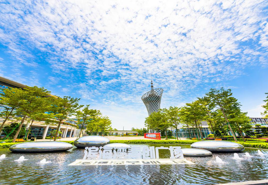 濱海灣新區(qū)由交椅灣、沙角半島和威遠(yuǎn)島三大板塊組成，規(guī)劃面積84.1平方公里，其中現(xiàn)狀陸域面積51.8平方公里，規(guī)劃建成后陸域面積60.3平方公里。圖為濱海灣青創(chuàng)廣場(chǎng)。