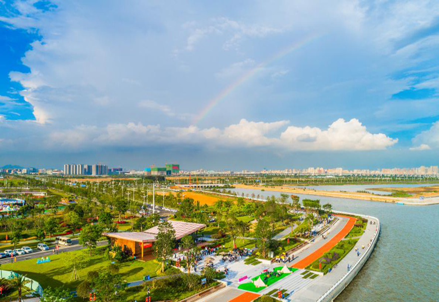 據(jù)規(guī)劃，濱海灣新區(qū)將打造一個(gè)港澳碼頭、兩條城際軌道、四條高速鐵路、六條高速公路、八條地鐵匯集的復(fù)合交通條件。未來(lái)在濱海灣新區(qū)，可以形成廣深港“半小時(shí)通勤圈”。圖為濱海灣濱海景觀活力長(zhǎng)廊。?