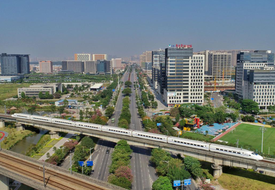 三龍灣一小時(shí)交通圈內(nèi)集聚機(jī)場、高鐵、城際軌道、高快速公路等重大交通基礎(chǔ)設(shè)施。高效便捷的對內(nèi)對外通道，為人才、資本、信息、技術(shù)等要素自由流動(dòng)打下了良好基礎(chǔ)。圖為穿過三龍灣的高鐵線。