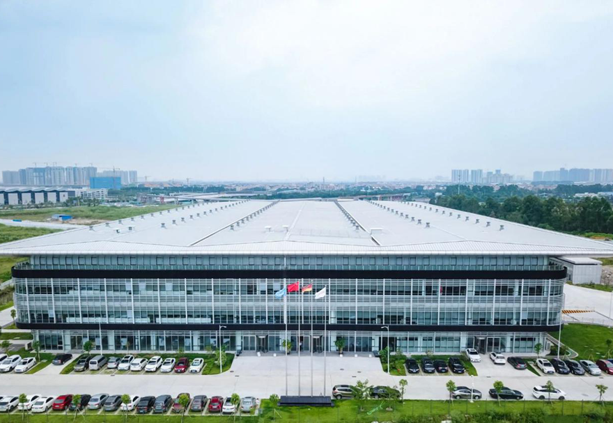 佛山三龍灣區(qū)域內(nèi)已集聚500余家港澳企業(yè)，與港澳合作交流密切，港澳青年創(chuàng)新創(chuàng)業(yè)就業(yè)日益活躍。區(qū)域內(nèi)的中德工業(yè)服務(wù)區(qū)是廣東省擴(kuò)大開放的合作平臺(tái)之一，目前陸續(xù)已有多個(gè)科技項(xiàng)目落地。圖為德國庫卡機(jī)器人三龍灣生產(chǎn)基地。