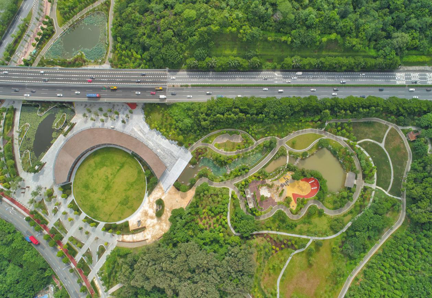 除了大力發(fā)展產(chǎn)業(yè)，三龍灣還堅(jiān)持“立足長遠(yuǎn)、生態(tài)優(yōu)先、適度密度”等原則，構(gòu)建包括生態(tài)綠心、組團(tuán)公園和生態(tài)廊道的多層次、系統(tǒng)化生態(tài)格局。圖為位于三龍灣的三山森林公園。
