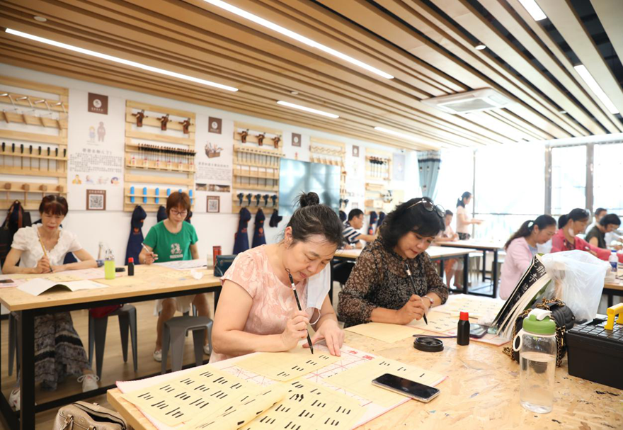 為了共同打造美麗家園，橫琴還主動引進澳門街坊會聯(lián)合總會，為在橫琴工作、生活的澳門居民提供具有澳門特色的服務(wù)手法和理念。特別是社區(qū)長者飯?zhí)谜?，可惠及常住橫琴的澳門長者，同時還可享受與橫琴本地戶籍居民同等的優(yōu)惠補貼。圖為澳門居民在橫琴參加社區(qū)活動。
