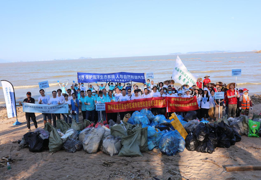 在建設(shè)更美麗的陸上家園的同時，橫琴還關(guān)注保護海洋生態(tài)，組織了一系列活動，邀請居民共同參與。圖為橫琴粵澳深度合作區(qū)組織開展“守護蔚藍”2022橫琴粵澳深度合作區(qū)海洋保護推廣季暨“世界海洋日”系列活動的首次凈灘行動。