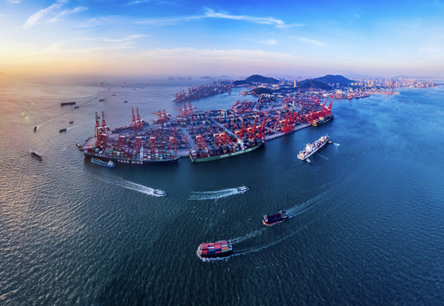2022年6月28日是媽灣智慧港開港一周年紀(jì)念日，開港一年來，媽灣智慧港進(jìn)出港船舶3710艘次，吞吐量突破106萬標(biāo)箱，新增航線28條。圖為繁忙的媽灣智慧港。