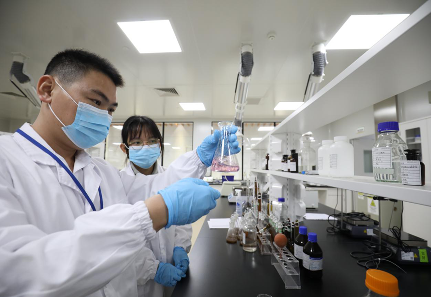 在產(chǎn)學研方面，澳門科技大學、廣州中醫(yī)藥大學、福建中醫(yī)藥大學等高校和產(chǎn)業(yè)園建立了合作關系，促進科技成果在園區(qū)的落地、孵化和轉(zhuǎn)化。圖為研發(fā)人員正在進行研究。