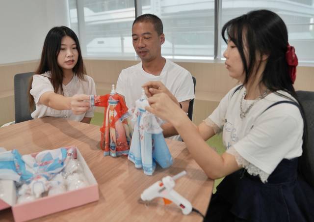 李柏亨（中）希望通過國潮娃娃，推廣中國傳統(tǒng)文化。