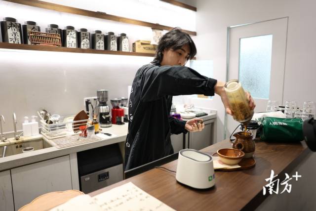 “95后”咖啡店老板王梓鏵在制作中藥咖啡。
