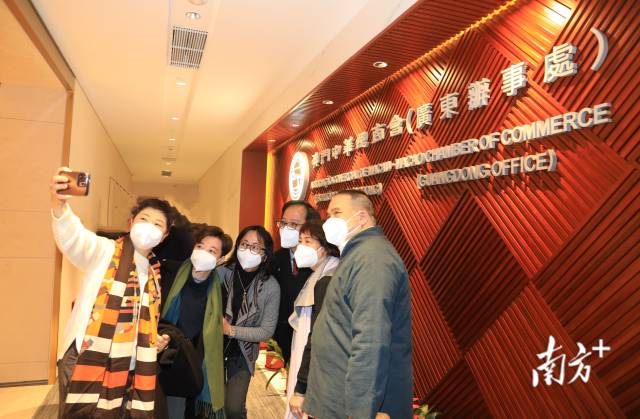 出席儀式的嘉賓在門口合影。  南方+ 關(guān)銘榮 拍攝