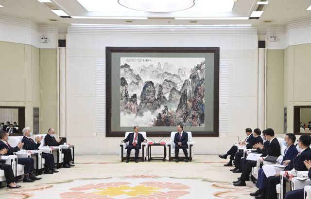 4月25日下午，省委書記黃坤明，省委副書記、省長(zhǎng)王偉中在廣州會(huì)見了以香港中華總商會(huì)會(huì)長(zhǎng)、新華集團(tuán)主席蔡冠深為團(tuán)長(zhǎng)的香港中華總商會(huì)訪問(wèn)團(tuán)一行。南方+記者 王輝 肖雄 攝