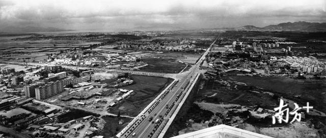 1987年，深圳市中心區(qū)原貌。圖中左為福田村、崗廈村；右為中心公園、蓮花山公園和田面村。
