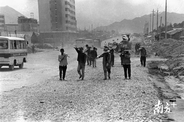 1982年，建設(shè)中的深南大道，西往東方向。