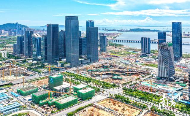 2020年8月，建設(shè)中的深圳前海蛇口自貿(mào)片區(qū)，高樓拔地而起。南方日?qǐng)?bào)記者 朱洪波 攝
