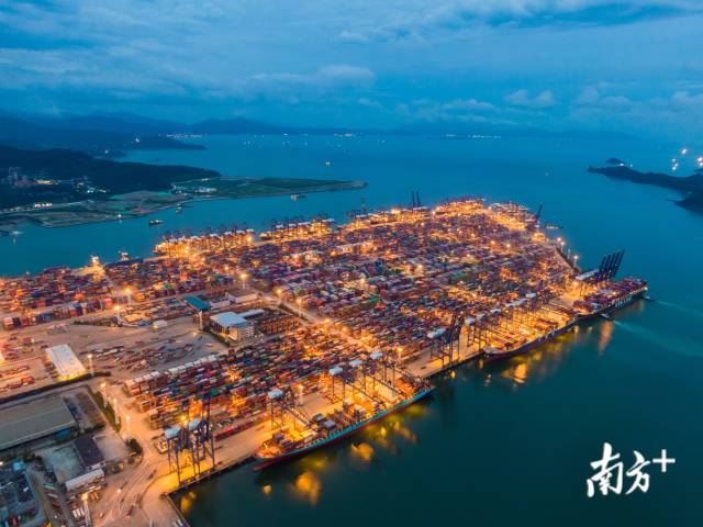 2020年6月，入夜的鹽田港燈火通明，它是世界集裝箱吞吐量最大的港口之一。