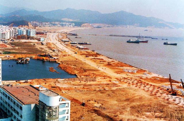 1991年，正在建設(shè)中的珠海香洲灣情侶中路。