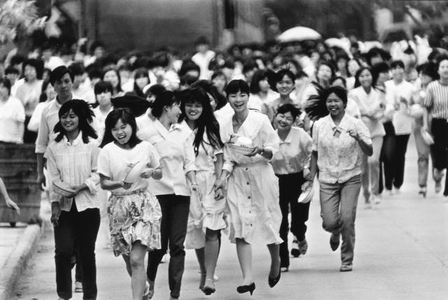 1989年，深圳蛇口凱達(dá)玩具廠下班的女工。