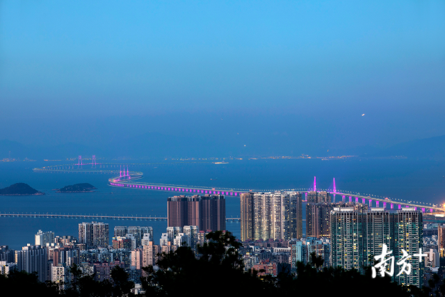 一橋飛架三地，港珠澳大橋的建成使得粵港澳三地聯(lián)系更加緊密。