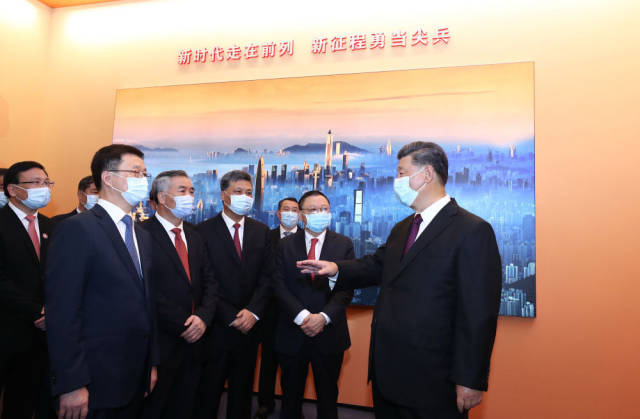 10月14日上午，習(xí)近平等參觀“從先行先試到先行示范——慶祝深圳經(jīng)濟(jì)特區(qū)建立40周年展覽”。新華社記者 鞠鵬