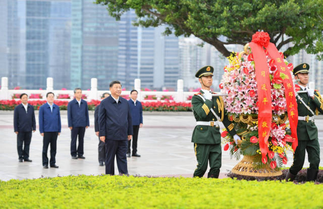 10月14日下午，習(xí)近平來到蓮花山公園，向鄧小平同志銅像敬獻(xiàn)花籃。新華社記者 李響 攝