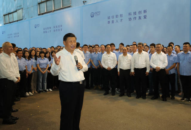 10月12日下午，習(xí)近平在潮州市潮州三環(huán)（集團(tuán)）股份有限公司，同企業(yè)員工親切交流。新華社記者 鞠鵬 攝