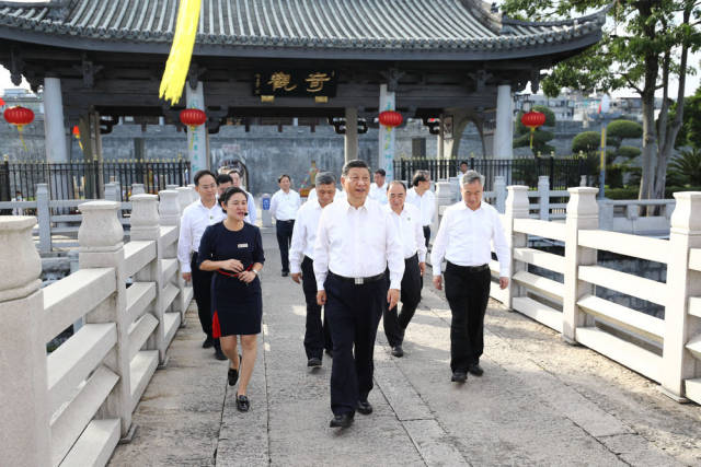 10月12日下午，習(xí)近平在潮州市察看廣濟(jì)橋，了解橋梁歷史文化特色，聽取修復(fù)保護(hù)情況介紹。新華社記者 鞠鵬 攝