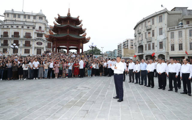 10月13日下午，習(xí)近平在汕頭市小公園開埠區(qū)，同當(dāng)?shù)厝罕姾陀慰陀H切交流。新華社記者 鞠鵬 攝