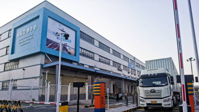 降本30%！東莞—香港國際空港中心運行滿月，“一站式”通關(guān)廣受外貿(mào)企業(yè)歡迎