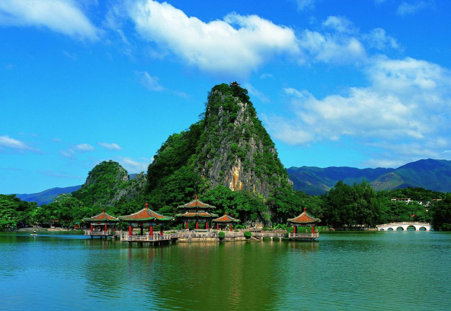 2003年，肇慶從北方引進(jìn)丹頂鶴，陸續(xù)通過打造星湖濕地公園、自主研發(fā)繁殖技術(shù)手段，讓這些北方來的“客人”成功安家南方。20多年來，從當(dāng)初引進(jìn)30多只丹頂鶴，到目前園內(nèi)共有70多只，近5年平均產(chǎn)蛋12枚以上，平均孵化了83%，平均成活率70.5%，憑借此，星湖國家濕地公園成為觀鳥、游玩、教育、研究的圣地。圖為肇慶星湖國家濕地公園。