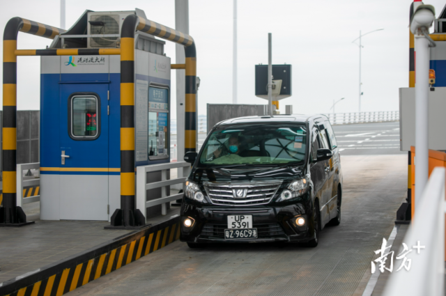 港車(chē)通過(guò)港珠澳大橋珠海公路口岸駛?cè)霃V東。南方+記者 錢(qián)文攀攝  
