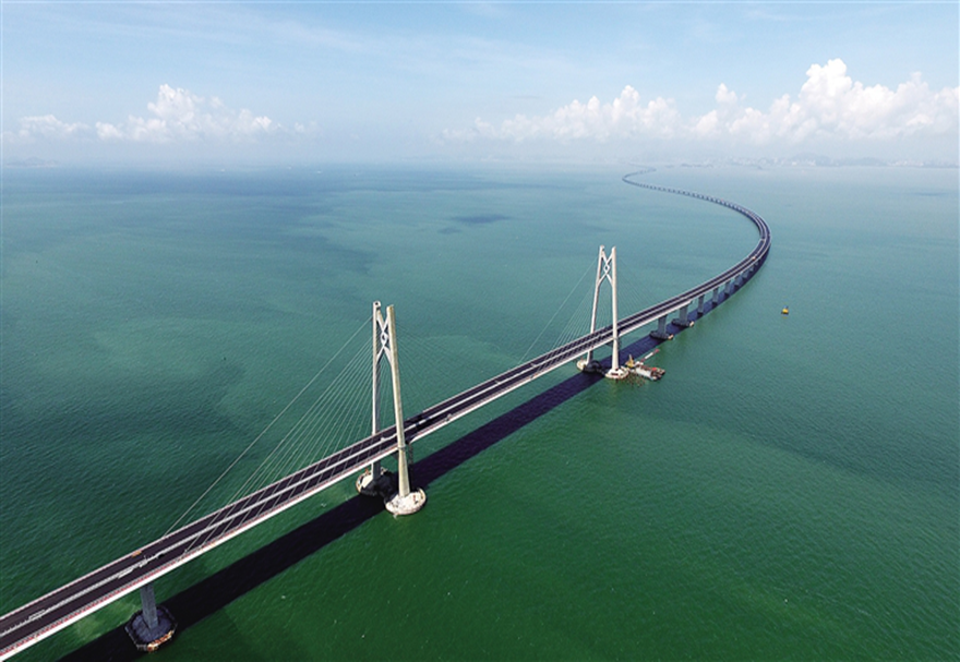 跨江跨海大橋“成團出道”，灣區(qū)活力“橋”得見，一起來感受大灣區(qū)蓬勃發(fā)展的脈搏。港珠澳大橋是“一國兩制”框架下粵港澳三地首次合作建設(shè)的大型跨海交通工程，是中國境內(nèi)一座連接香港、廣東珠海和澳門的橋隧工程，也是世界上最長的跨海大橋工程?？傞L約55公里，跨越伶仃洋，打通了珠江口東西兩岸的交通大動脈，使粵港澳三地加快形成“1小時生活圈”。圖為港珠澳大橋。