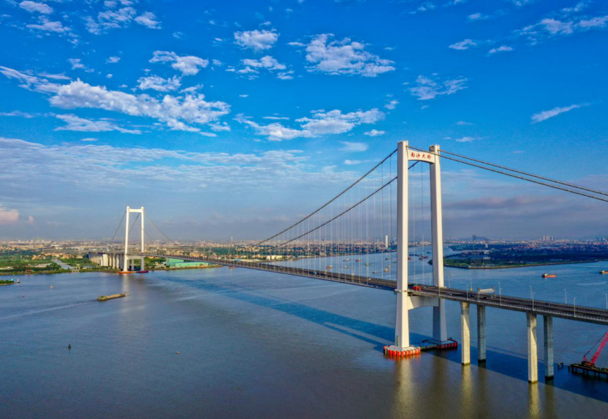 南沙大橋（原虎門二橋項(xiàng)目）位于珠江獅子洋之上，橫跨珠江東西兩岸，連接廣州、東莞兩地。大橋通車后，順德、番禺、南沙以及珠三角西岸其他地區(qū)往來珠三角東部城市更加便利，極大緩解了珠江口過江通道不足的壓力，為粵港澳大灣區(qū)城市互聯(lián)互通打通發(fā)展動(dòng)脈。南沙大橋建成時(shí)創(chuàng)下多個(gè)世界第一記錄，項(xiàng)目成功研制并應(yīng)用了“中國(guó)芯”——國(guó)產(chǎn)1960兆帕鋼絲，讓中國(guó)橋梁進(jìn)一步從建造“走向智造”。圖為南沙大橋。