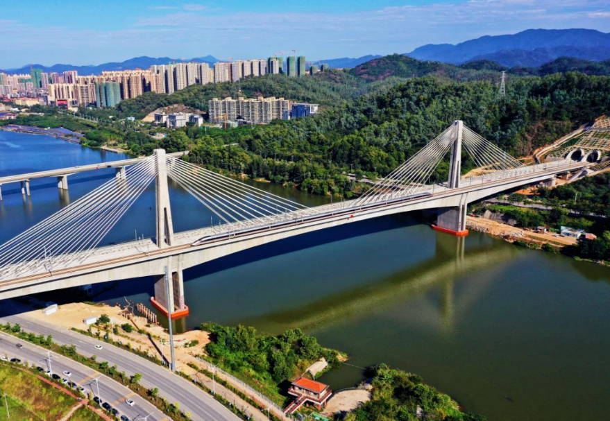 劍潭東江特大橋位于惠州，是贛深高鐵和廣汕鐵路聯(lián)絡(luò)線跨越東江的共同的通道，橋梁全長(zhǎng)925米，主跨260米，橋面寬度31米，梁面以上塔高56米，是世界最大跨度、最大寬度的四線高速鐵路混凝土部分斜拉橋。為了保證列車的高速行車要求，橋上四線均采用了無砟軌道，是目前世界上鋪設(shè)無砟軌道最大跨度的混凝土橋梁。大橋建成通車后，全面打通了廣州——粵東北和江西、深圳——京九線沿途各地區(qū)的高鐵線路。圖為劍潭東江特大橋。