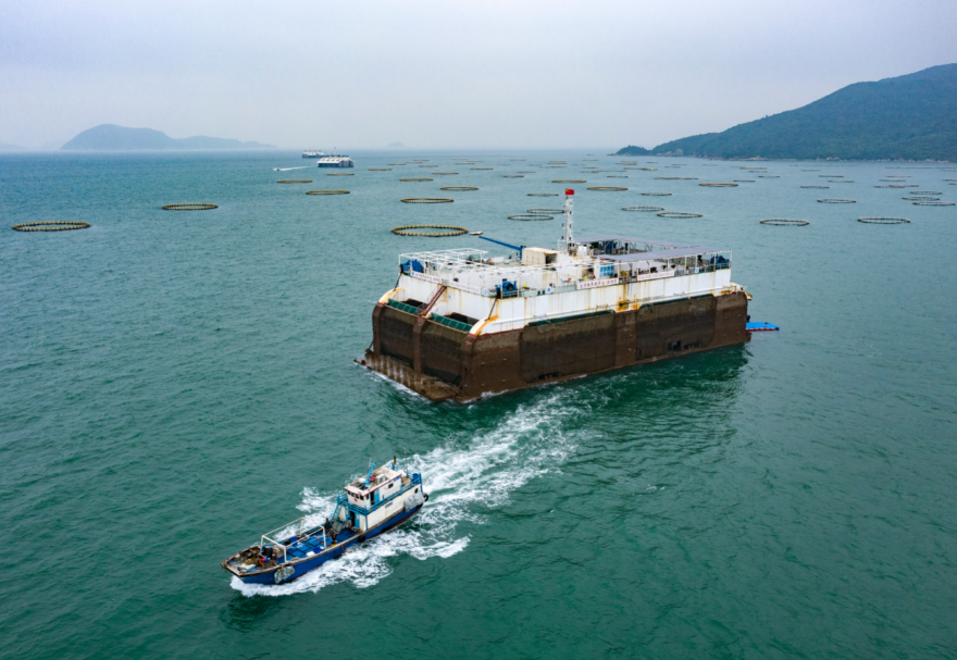 作為國家海洋綜合試驗場，珠海萬山鎮(zhèn)發(fā)展起了以深遠(yuǎn)海智能養(yǎng)殖、海洋牧場、休閑漁業(yè)等為代表的現(xiàn)代漁業(yè)，發(fā)展空間廣闊。圖為滿載漁獲的漁船正駛離位于萬山海域的“澎湖號”海上牧場。