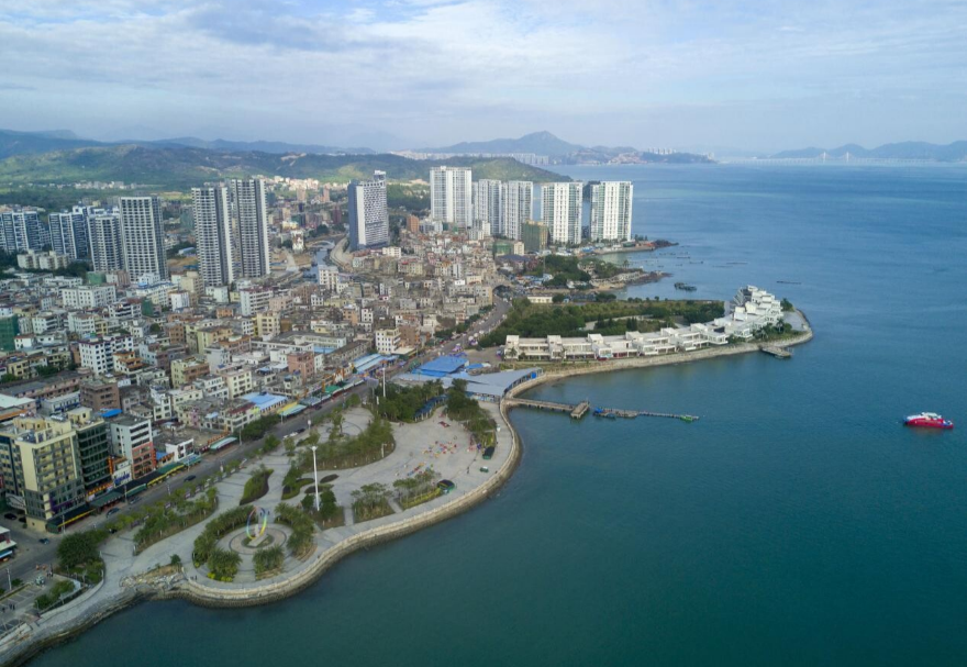 惠州正以大亞灣臨海石化為龍頭，構(gòu)建起以海洋交通運輸、濱海旅游、海洋漁業(yè)、綠色清潔能源業(yè)為重點的發(fā)展格局，初步建成具有惠州特色的現(xiàn)代海洋產(chǎn)業(yè)體系。2022年惠州海洋生產(chǎn)總值約1140億元，約占全市GDP的21%。圖為惠州大亞灣。