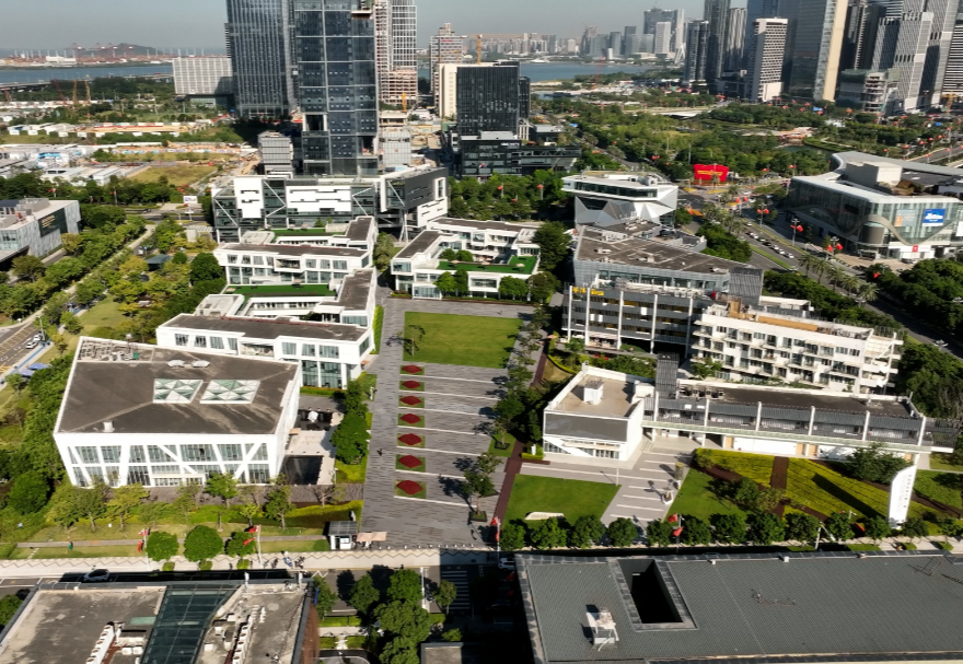 前海深港青年夢工場，由前海管理局、香港青年協(xié)會、深圳市青年聯(lián)合會三方共同發(fā)起成立。重點(diǎn)支持智能硬件、移動互聯(lián)網(wǎng)、文化創(chuàng)意等三大領(lǐng)域創(chuàng)業(yè)。截至目前，已累計(jì)孵化團(tuán)隊(duì)468家，其中港澳臺及國際團(tuán)隊(duì)236家，團(tuán)隊(duì)總?cè)谫Y額超23億元。圖為前海深港青年夢工場。