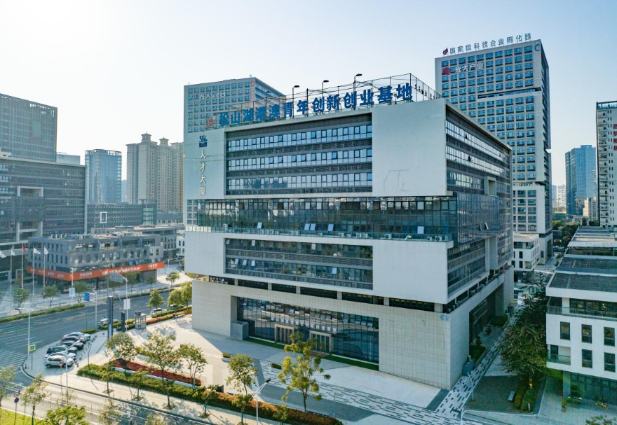 松山湖港澳青年創(chuàng)新創(chuàng)業(yè)基地以松山湖人才大廈為中心基地，統(tǒng)籌松山湖國際機(jī)器人基地、光大WE谷、林潤智谷、粵港文化創(chuàng)業(yè)服務(wù)中心等8個站點(diǎn)單位，有效集聚、孵化一批高水平的創(chuàng)新創(chuàng)業(yè)項(xiàng)目。截止2022年，東莞市首批兩家市級港澳青年創(chuàng)新創(chuàng)業(yè)基地——松山湖港澳青年創(chuàng)新創(chuàng)業(yè)基地與濱海灣港澳青年創(chuàng)新創(chuàng)業(yè)基地已累計(jì)引進(jìn)港澳人才創(chuàng)業(yè)企業(yè)160多家。圖為松山湖港澳青年創(chuàng)新創(chuàng)業(yè)基地。